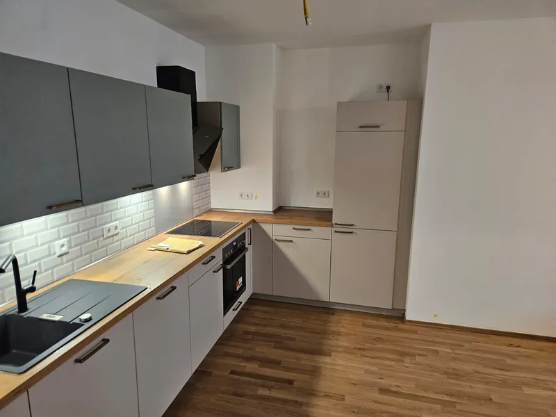 Stilvolle 2-Zimmer mit hochwertiger Einbauküche, Balkon und Fußbodenheizung — photo 1